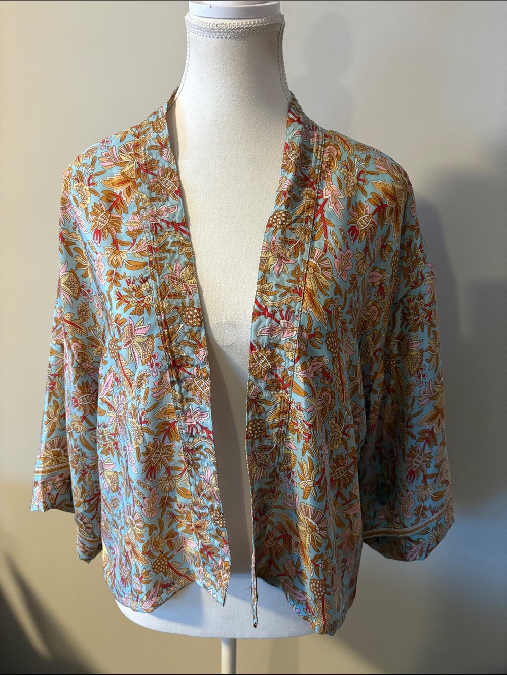 100% Silk Light Blue Floral Open Front Kimono Jacket. Size Large